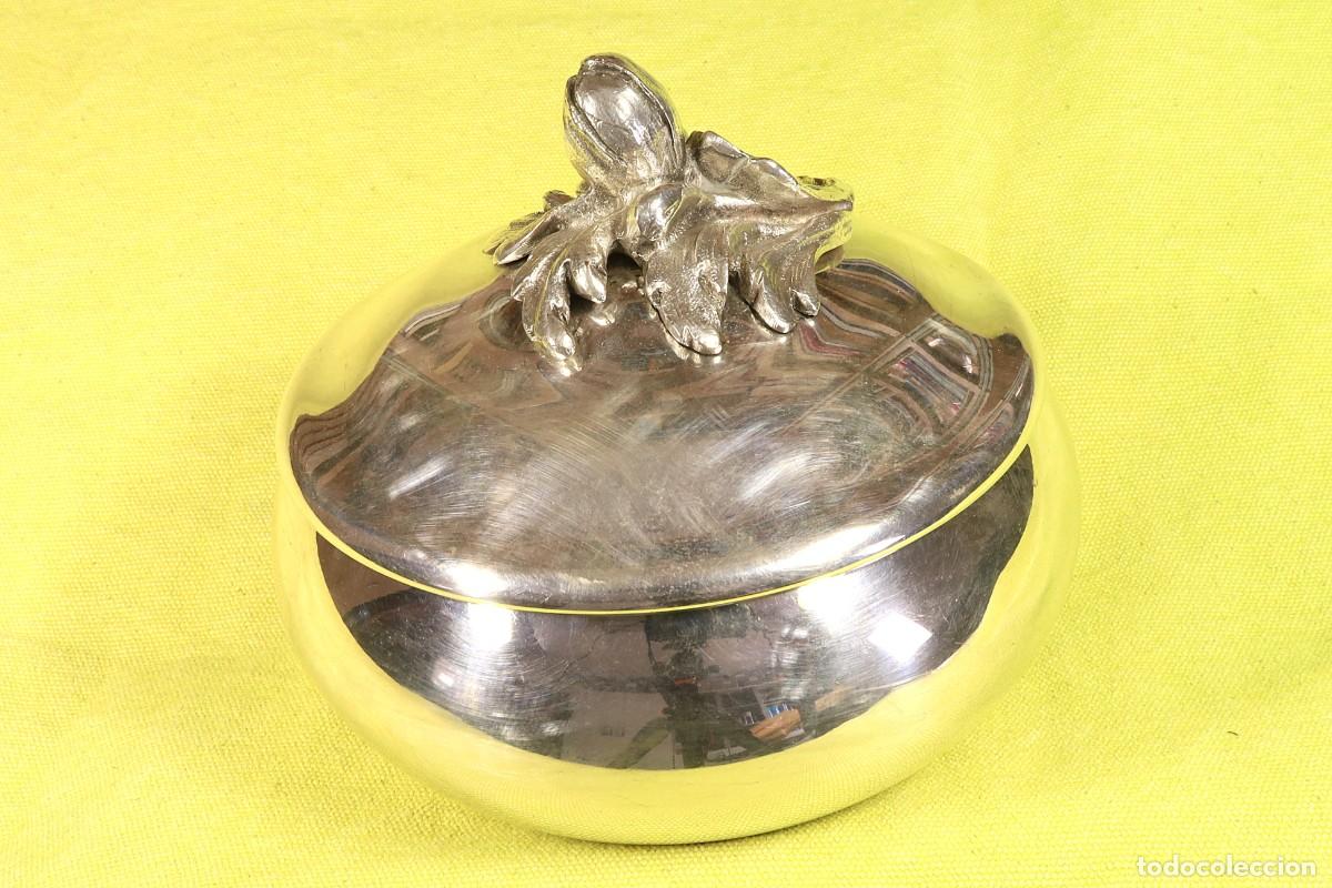 Antig&uuml;edades: Caja bombonera redonda. Modernista. Round candy box. Art Nouveau.