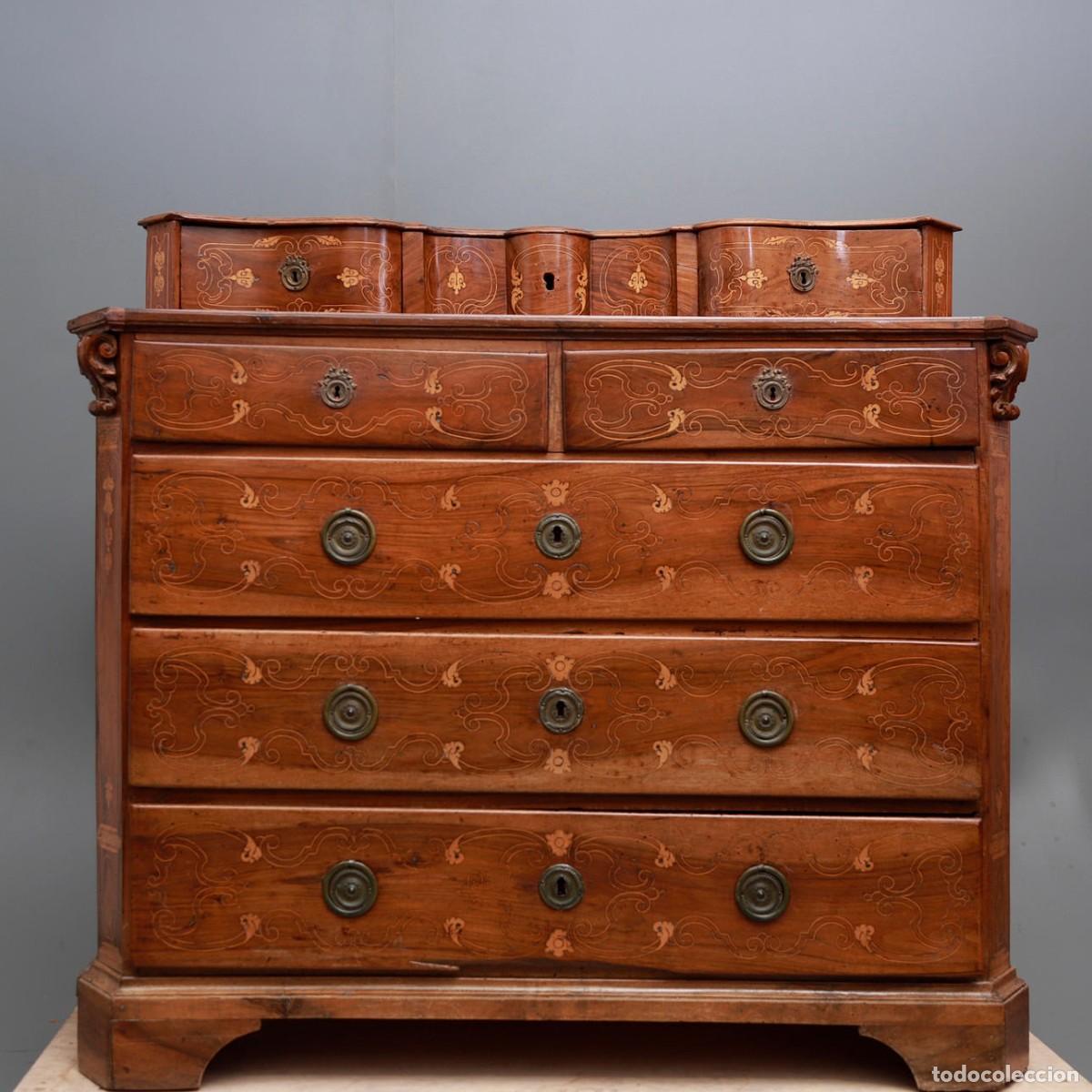 Antig&uuml;edades: C&oacute;moda catalana Carlos IV con &rdquo; escambell &rdquo; en nogal y marqueter&iacute;a de boj . Hacia 1780.