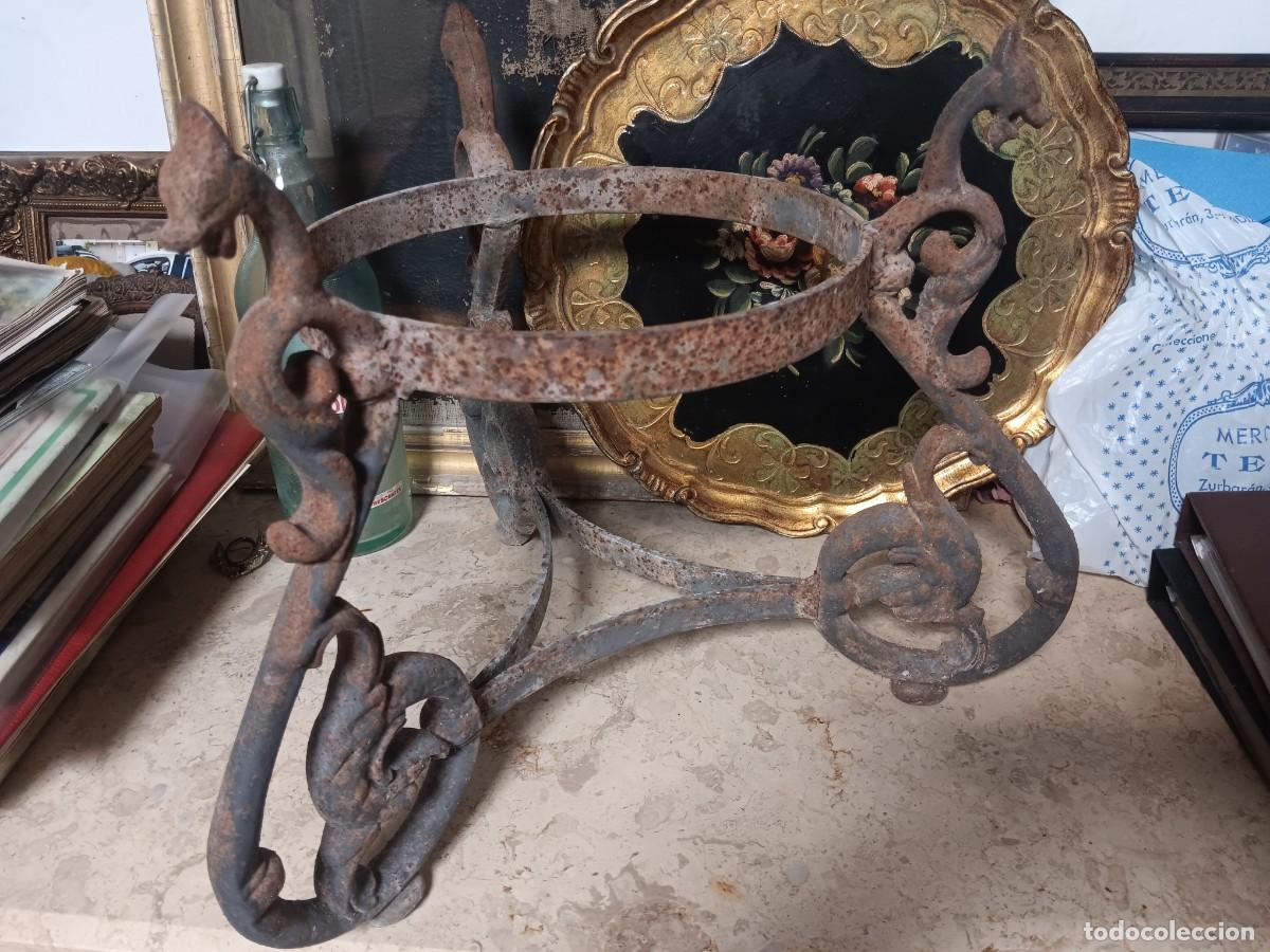 Antiguidades: soporte antiguo de hierro forjado o fundido, com&uacute;nmente utilizado para macetas grandes o tinajas.Pre
