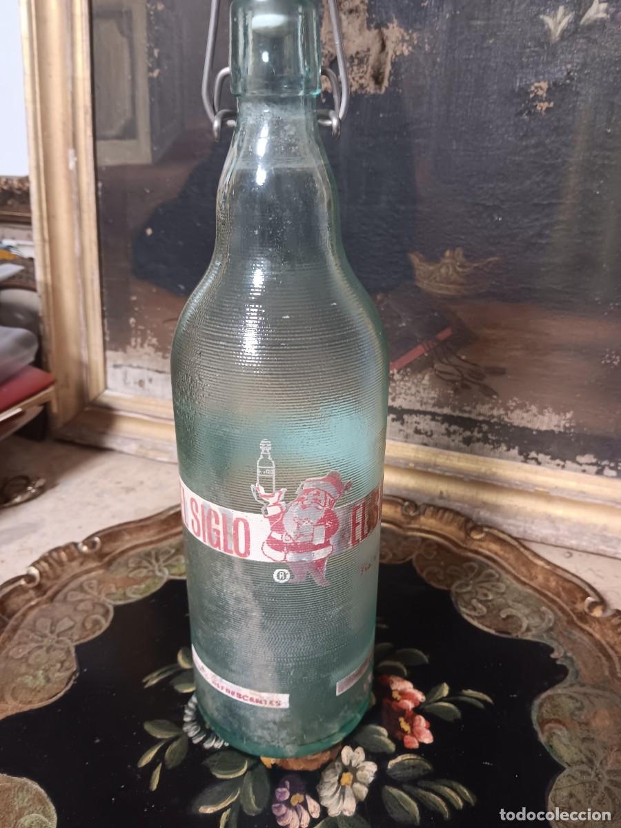 Oggetti Antichi: botella antigua de la marca El Siglo presenta un cristal granulado caracter&iacute;stico y un cierre mec&aacute;ni