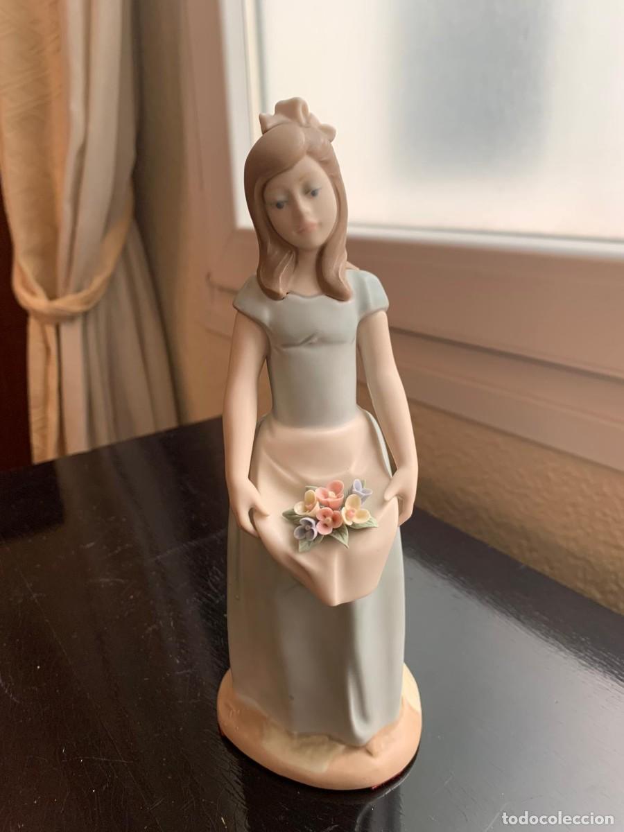 Antig&uuml;edades: Figura de porcelana Nadal