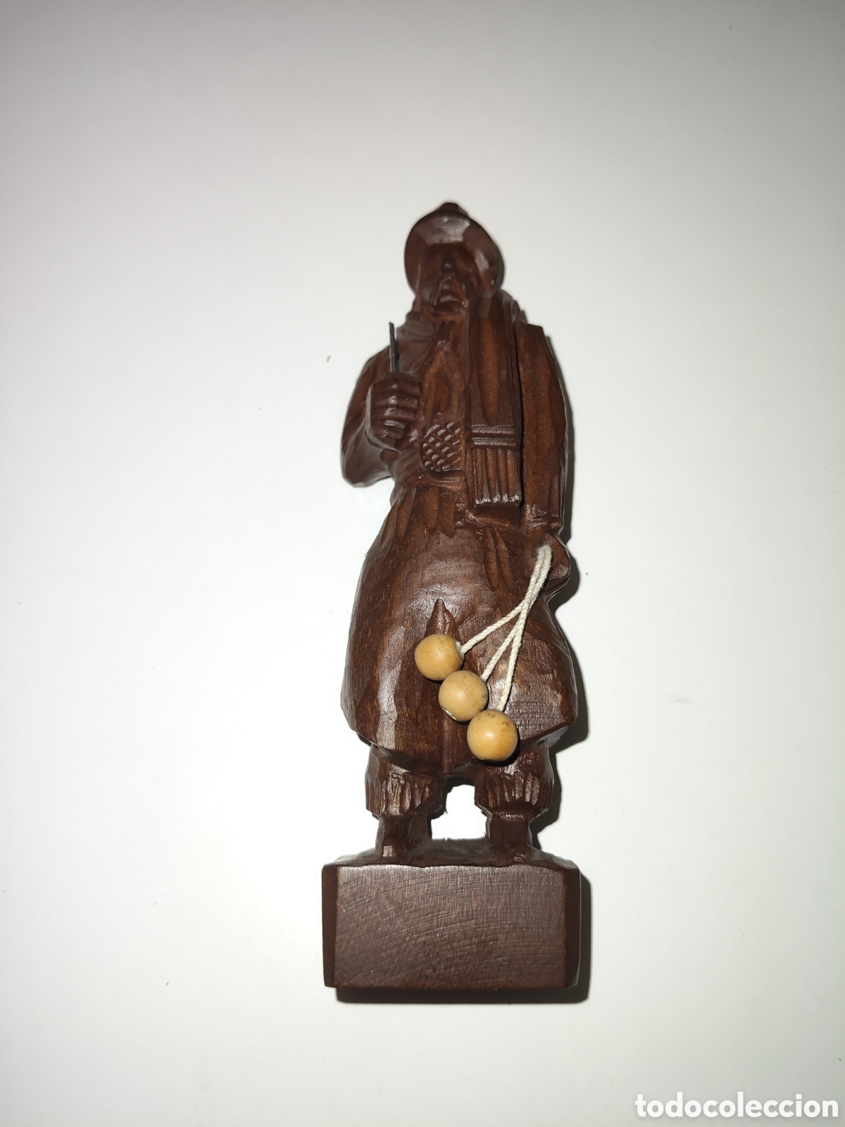 Antiguidades: Figura de madera de gaucho argentino con boleadora a mano