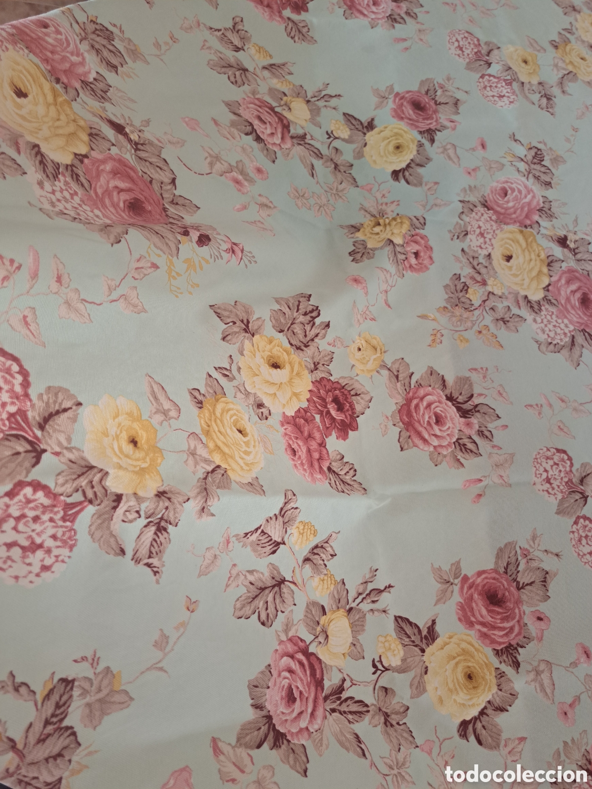 Antig&uuml;edades: Cretona autentica con rosas, fondo azul claro