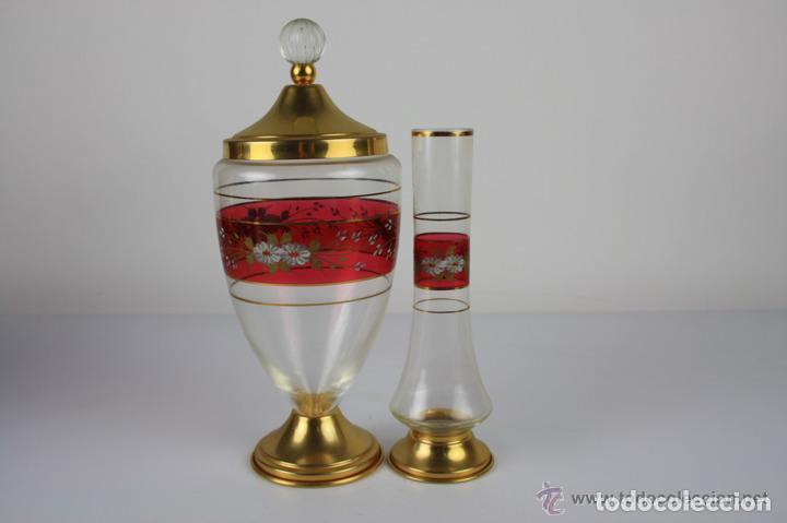 Antig&uuml;edades: BOMBONERA Y VIOLETERO EN CRISTAL Y METAL DORADO - MOTIVO FLORAL - A&Ntilde;OS 60