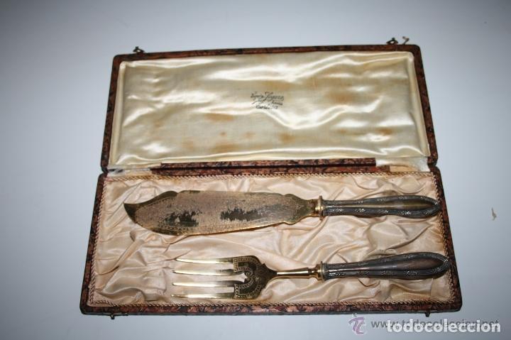 Antig&uuml;edades: SET DE SERVIR CON MANGOS EN PLATA DE LEY Y RESTO DORADO EN ORO FINO, EN SU ESTUCHE ORIGINAL