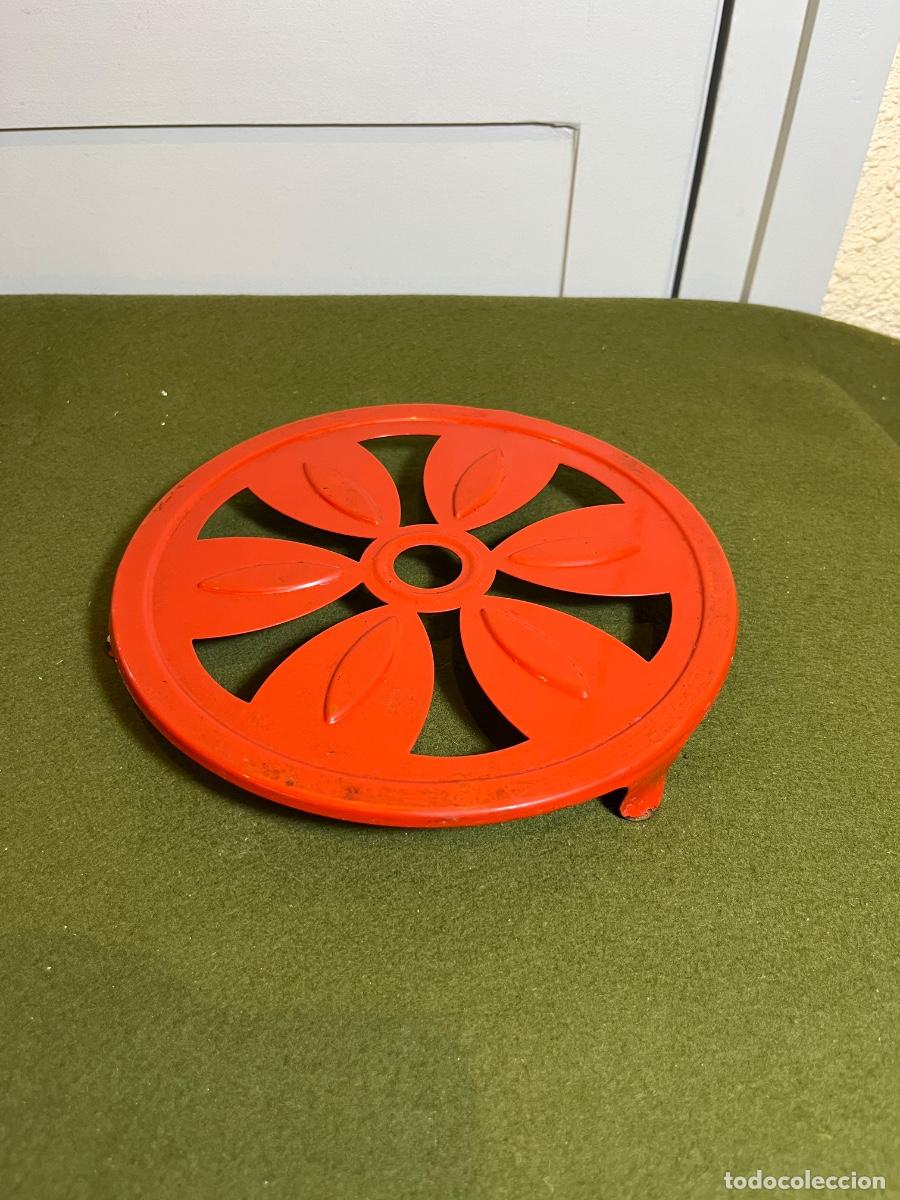 Antig&uuml;edades: Posaollas met&aacute;lico rojo vintage de hierro fundido 18 cm | Salvamanteles cl&aacute;sico de cocina