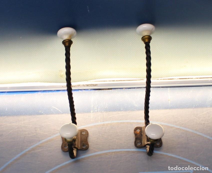 Antig&uuml;edades: 2 Perchas de pared, colgadores de hierro forjado, lat&oacute;n y cer&aacute;mica. Antiguas.