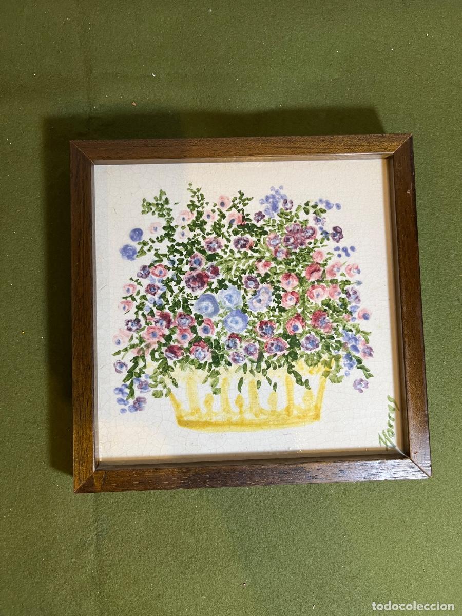 Oggetti Antichi: Azulejo de cer&aacute;mica pintado a mano firmado Torras | Cuadro enmarcado con cesta de flores | Cer&aacute;mica