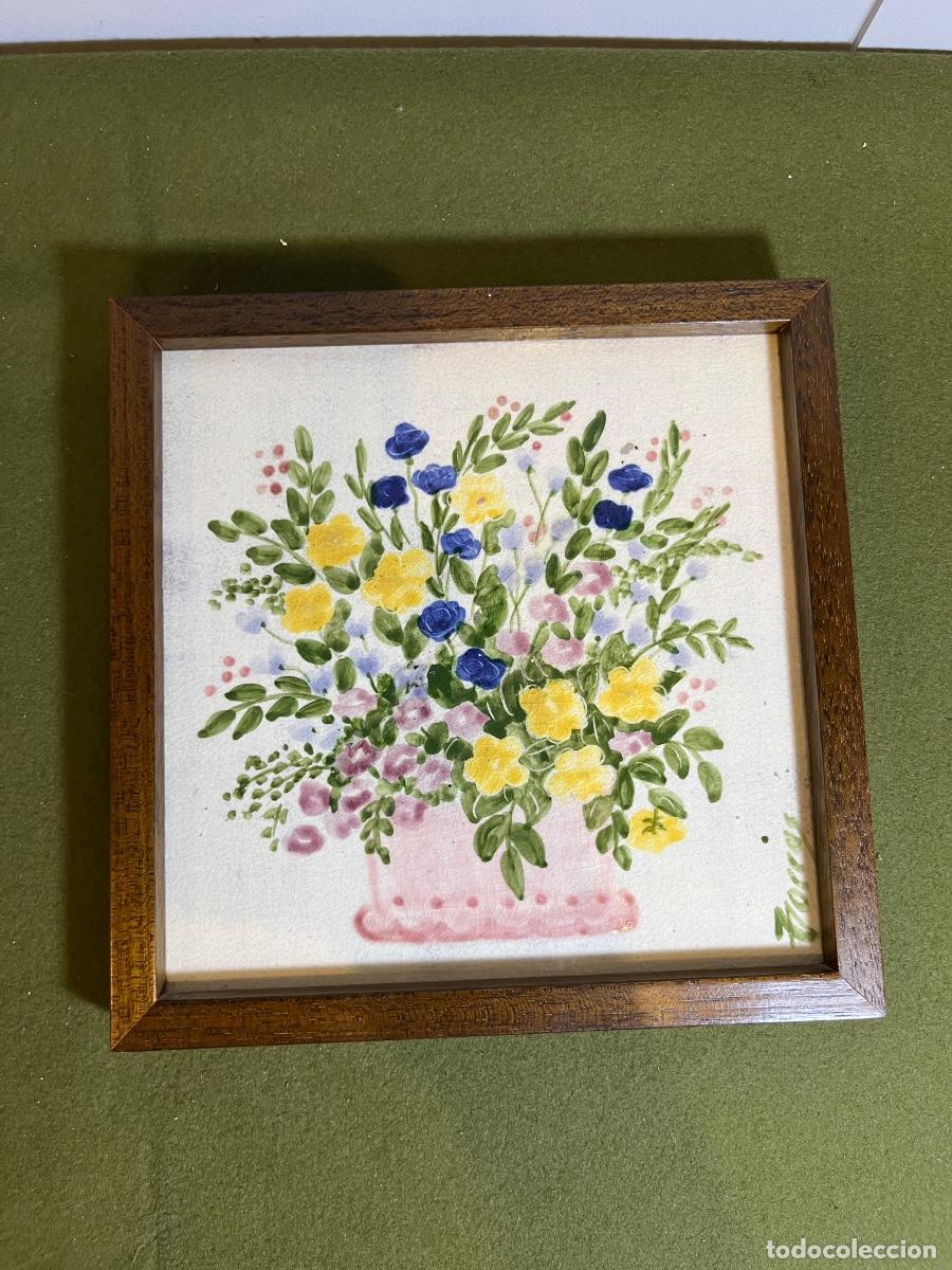 Antiquit&auml;ten: Azulejo de cer&aacute;mica pintado a mano firmado Torras | Cuadro enmarcado con maceta de flores | Cer&aacute;mica