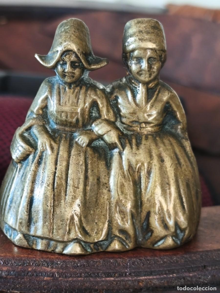 Antiguidades: Campanilla Lady Bell doble figura en bronce.