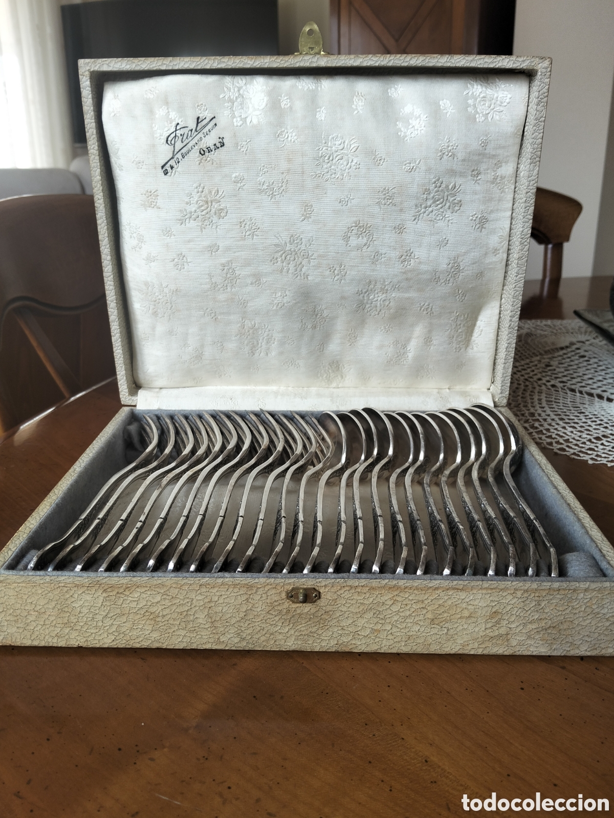 Antig&uuml;edades: Cuberter&iacute;a Antigua de Mesa Estilo Luis XV &ndash; Orfebre Saglier Fr&egrave;res, Estuche Joyer&iacute;a Prat (Or&aacute;n, h. 1