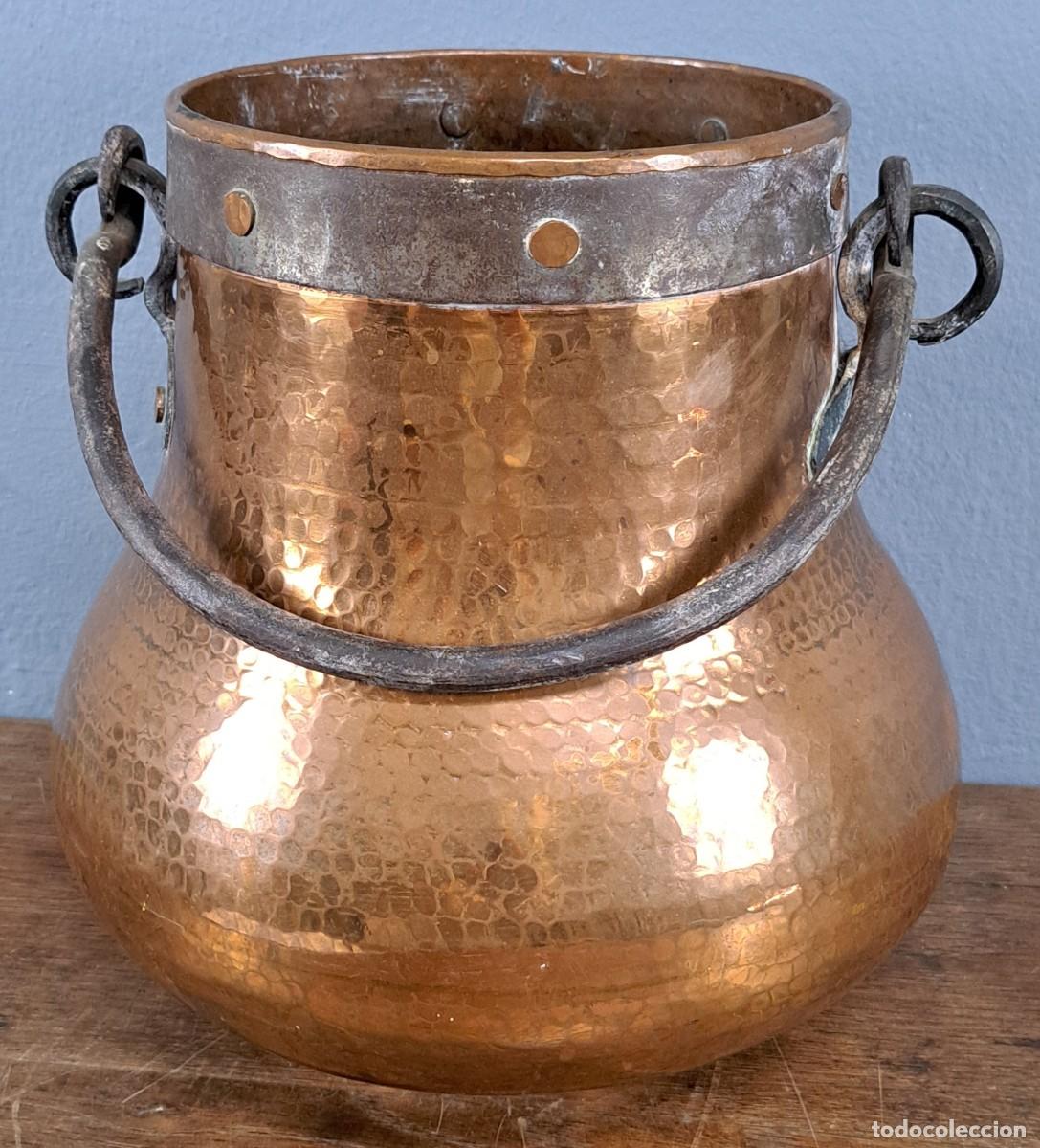 Antig&uuml;edades: Caldero de cobre con asa de hierro, siglo XX