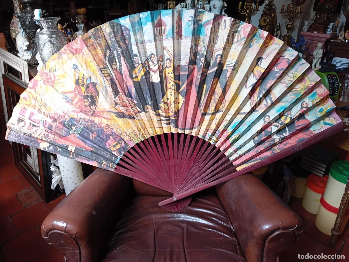 Antig&uuml;edades: Abanico para decoraci&oacute;n con escena de tablado flamenco y toreros 132 x 76,5 cm