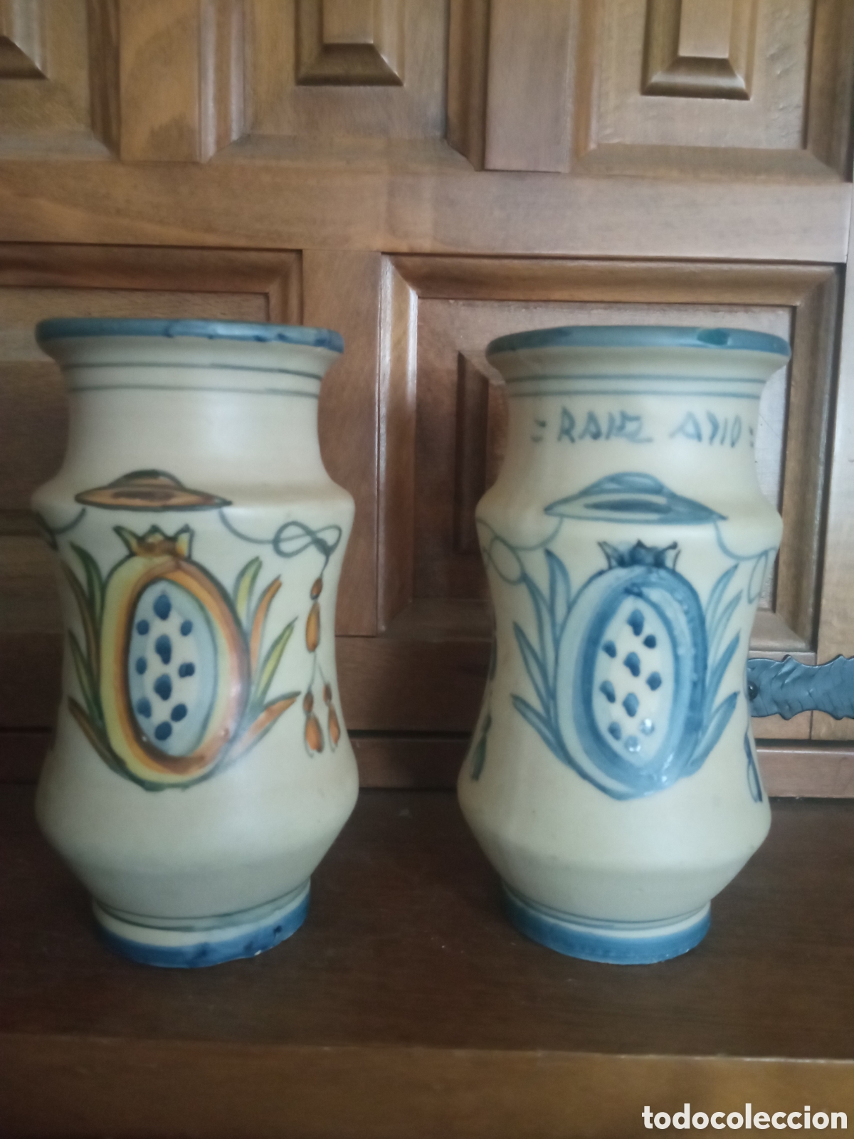 Antig&uuml;edades: 2 antiguos albarelos de farmacia de cer&aacute;mica de Talavera, 15 cm de altura