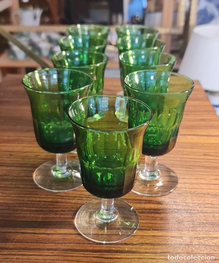 Antig&uuml;edades: 9 copas de cristal verde esmeralda vintage a&ntilde;os 60-70 estilo Luminarc