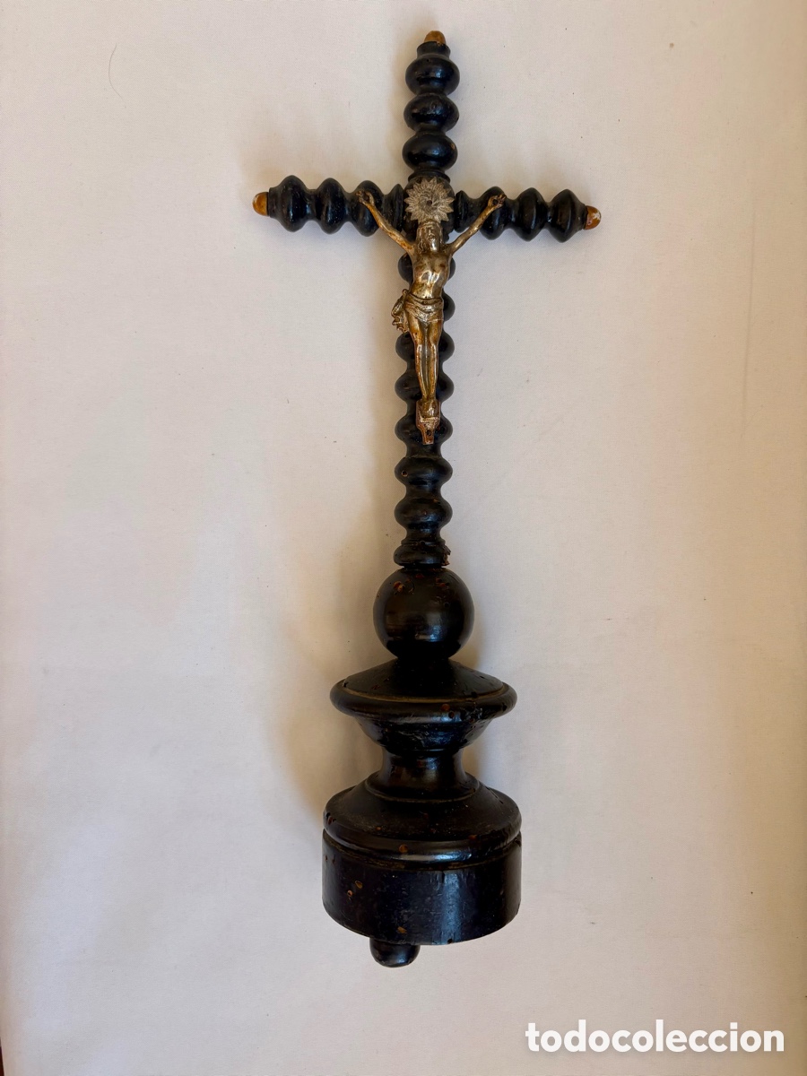 Antig&uuml;edades: Crucifijo de madera con Jesucristo met&aacute;lico