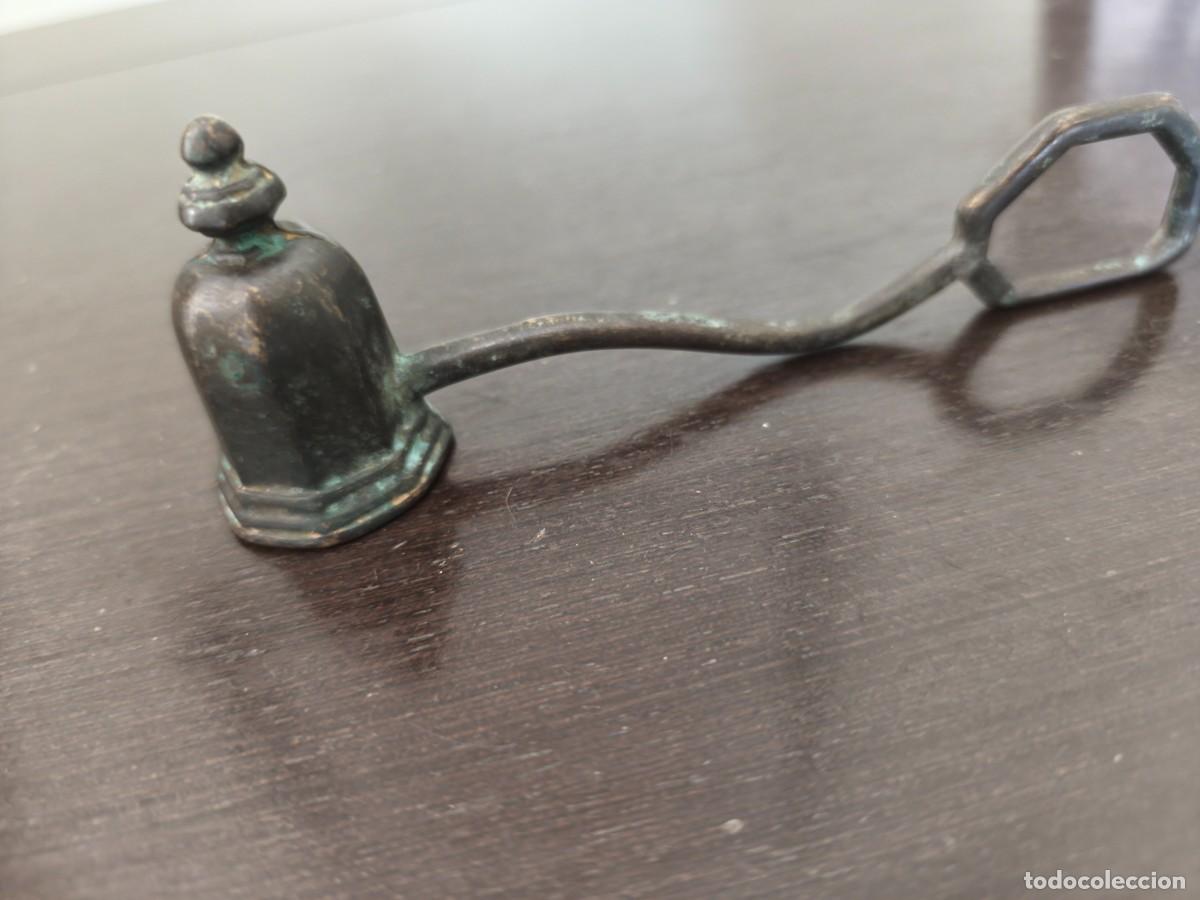 Antig&uuml;edades: Antiguo apagavelas en bronce.