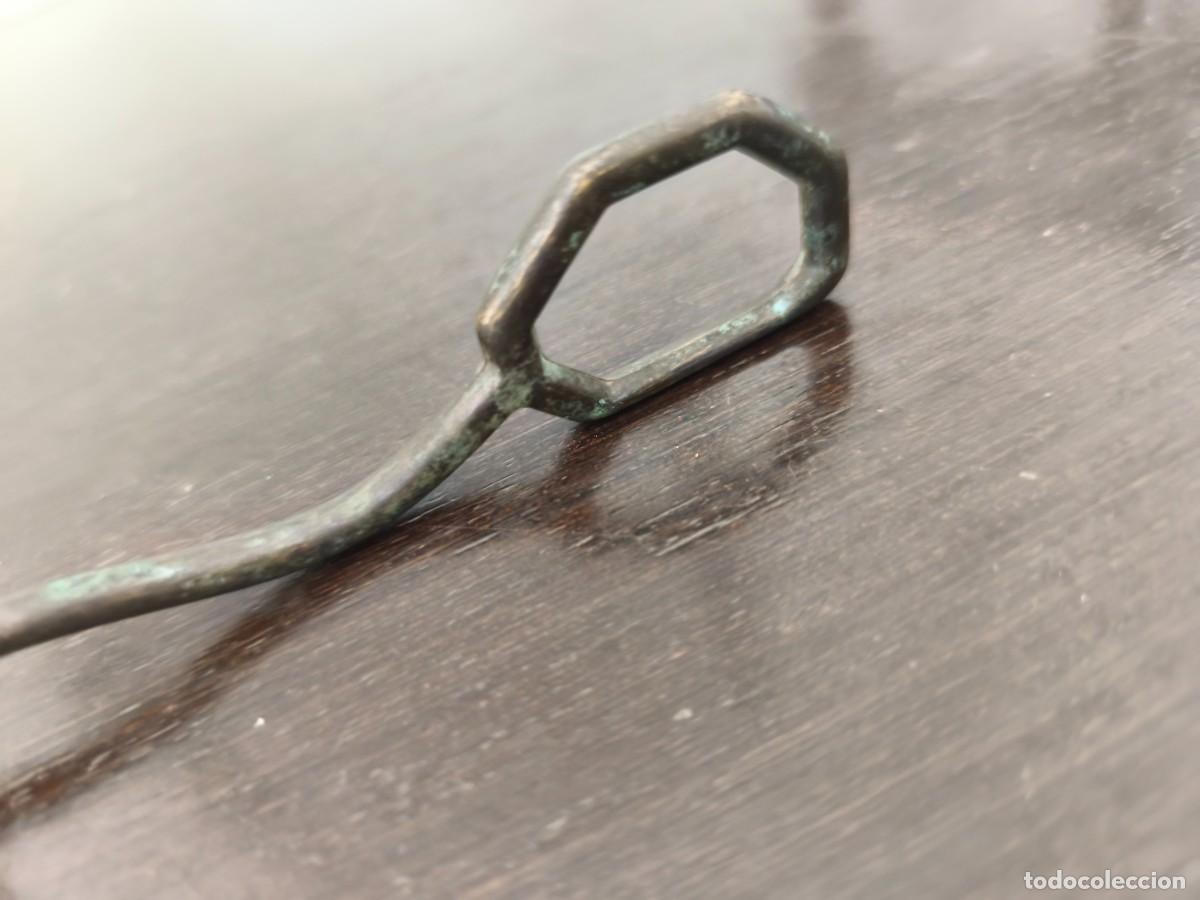 Antig&uuml;edades: Antiguo apagavelas en bronce. - Foto 2