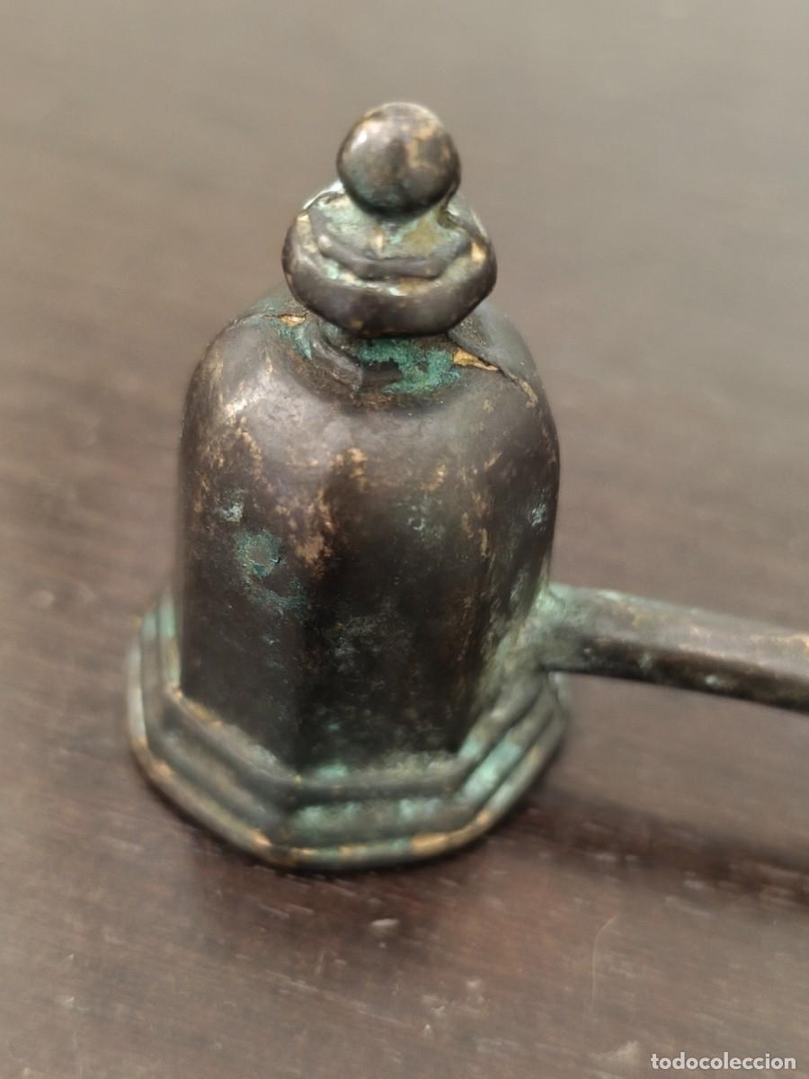 Antig&uuml;edades: Antiguo apagavelas en bronce. - Foto 3