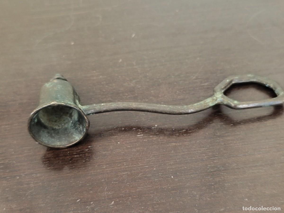 Antig&uuml;edades: Antiguo apagavelas en bronce. - Foto 4
