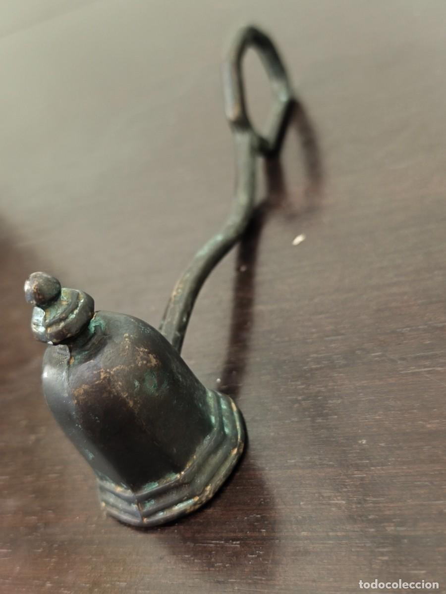 Antig&uuml;edades: Antiguo apagavelas en bronce. - Foto 5