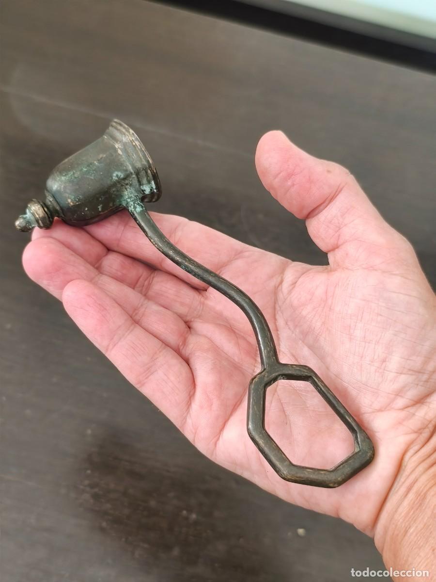 Antig&uuml;edades: Antiguo apagavelas en bronce. - Foto 8
