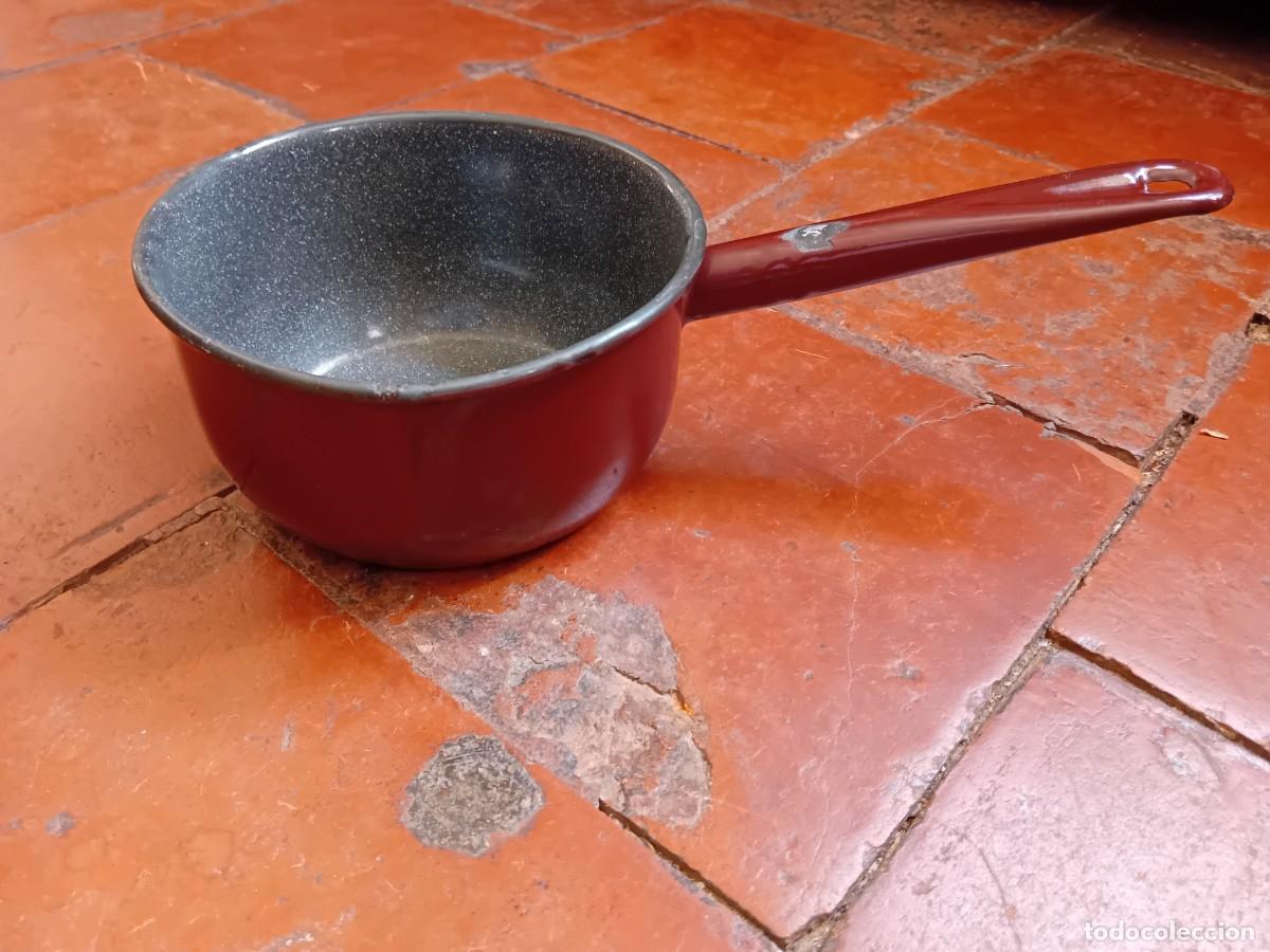 Antig&uuml;edades: Cazo de hierro esmaltado en rojo d&eacute;cada de los 60