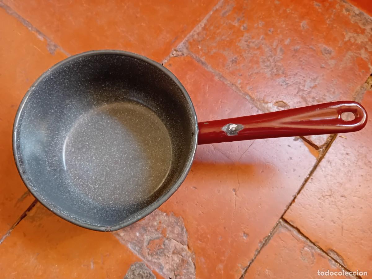 Antig&uuml;edades: Cazo de hierro esmaltado en rojo d&eacute;cada de los 60 - Foto 2