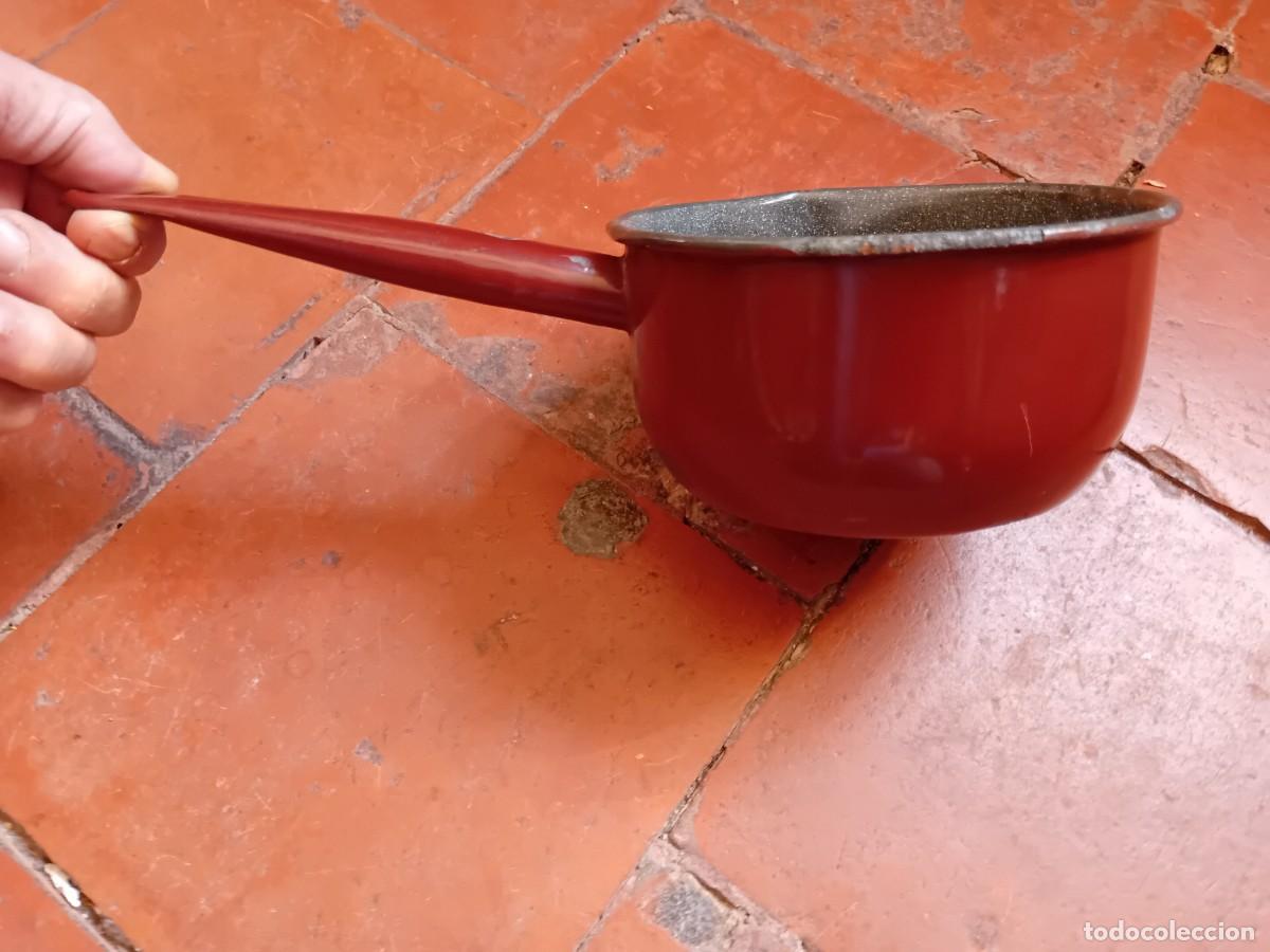 Antig&uuml;edades: Cazo de hierro esmaltado en rojo d&eacute;cada de los 60 - Foto 3