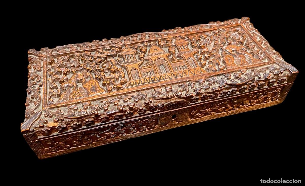 Antig&uuml;edades: Caja tallada en madera de s&aacute;ndalo India siglo XIX