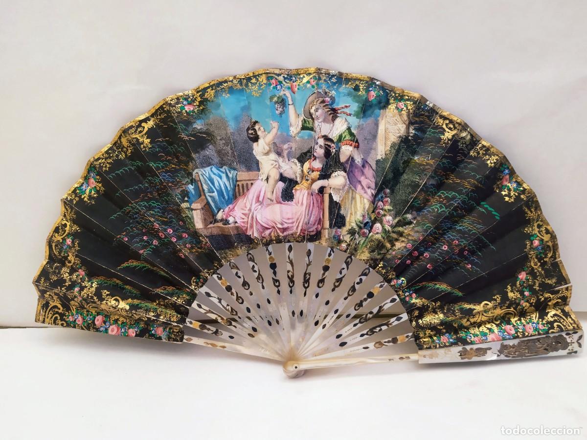 Antig&uuml;edades: Abanico Reina gobernadora. Varillaje de n&aacute;car. Papel pintado a mano. Litografia coloreada. s.XIX.
