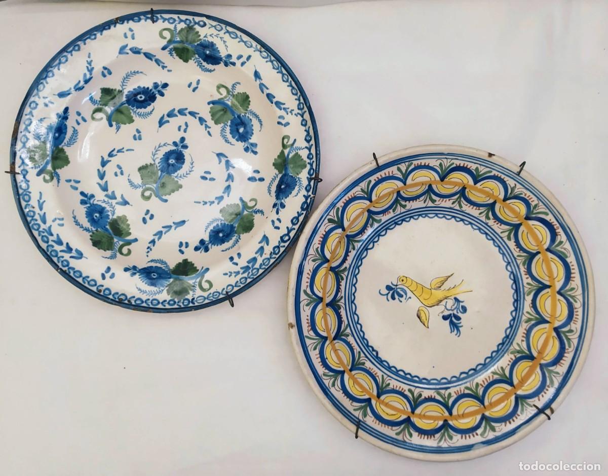 Antig&uuml;edades: Pareja de platos de cer&aacute;mica. Manises. Decorados en tonos azules. Firmado AS. 31cm