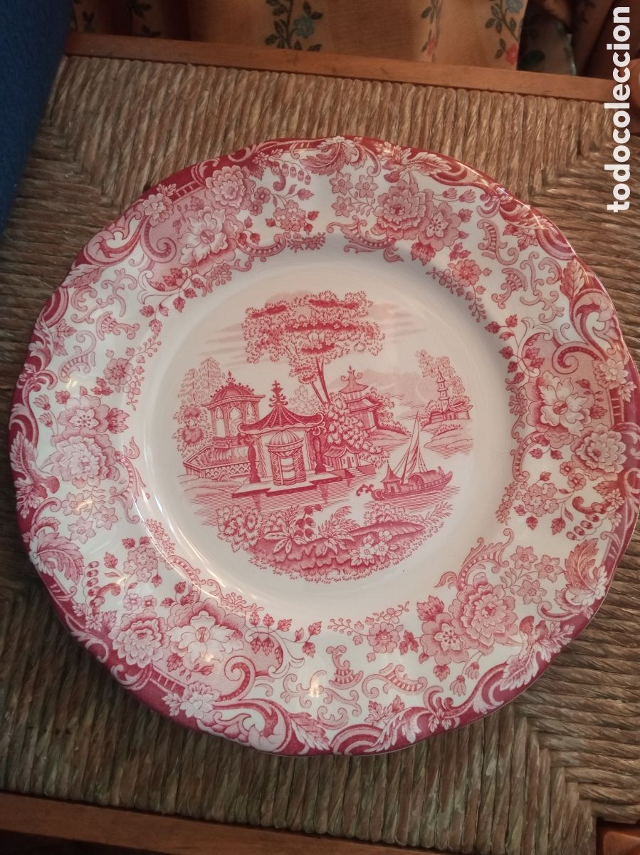 Antig&uuml;edades: Bonito plato de porcelana de la Cartuja de Sevilla de 26 cm de di&aacute;metro