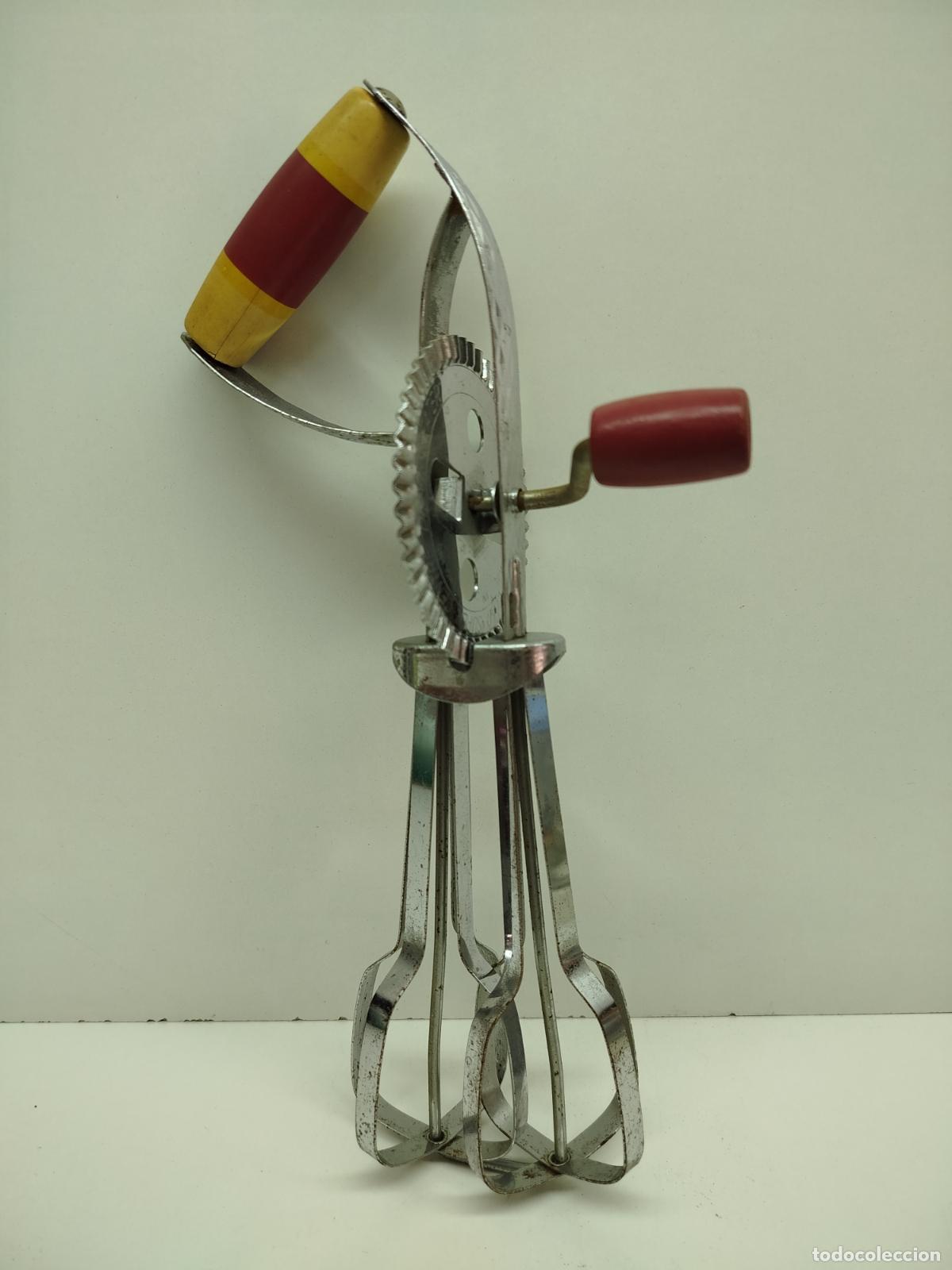 Antig&uuml;edades: Batidora Manual Vintage con Mango de Madera / Batidor de Varillas Antiguo