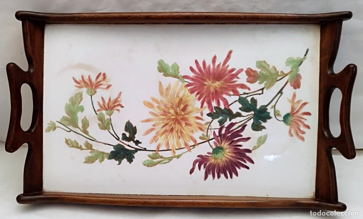 Antiguidades: Bandeja de cer&aacute;mica y madera. Motivos florales. 44x26cm