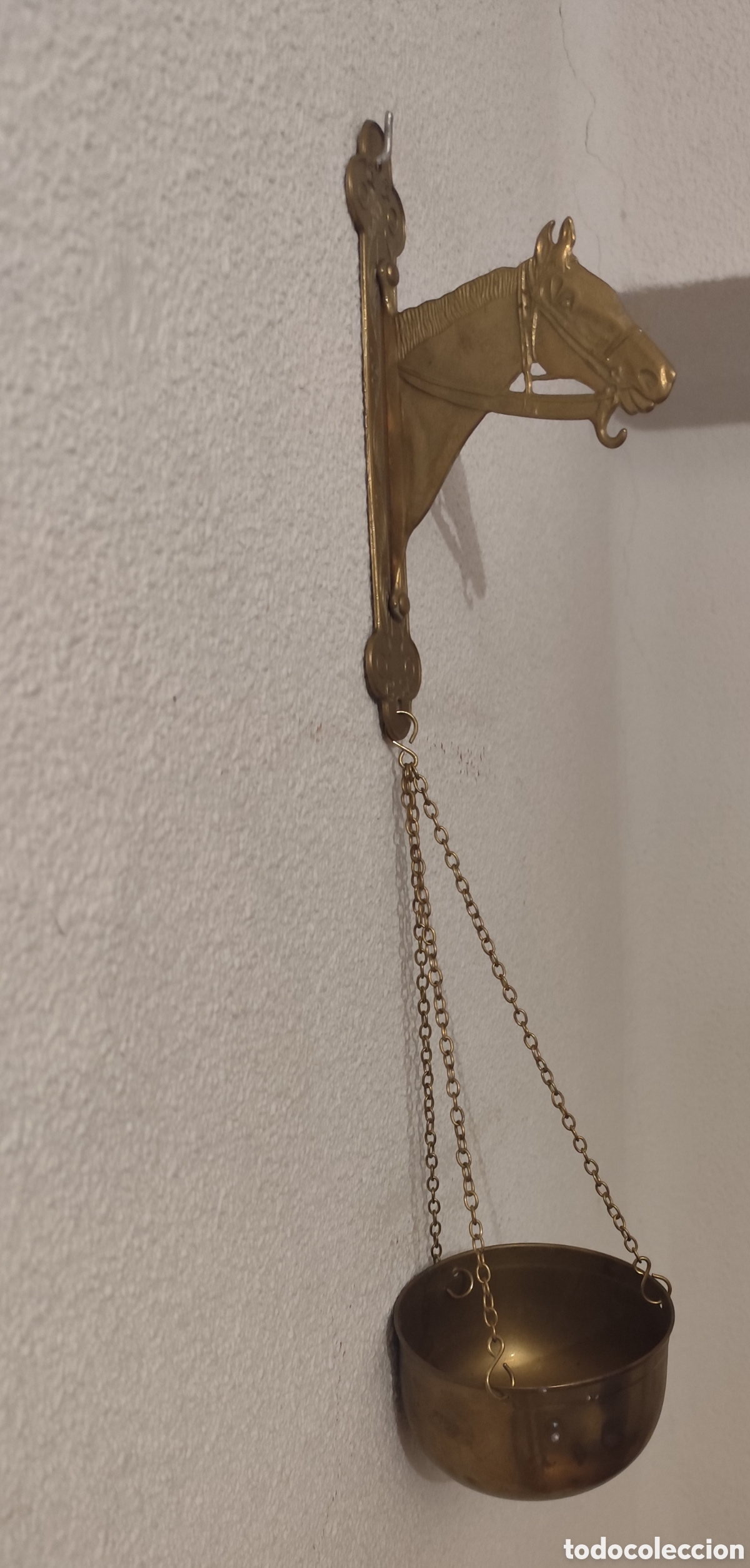 Antig&uuml;edades: Macetero de lat&oacute;n vintage,d&iacute;se&ntilde;o ecuestre