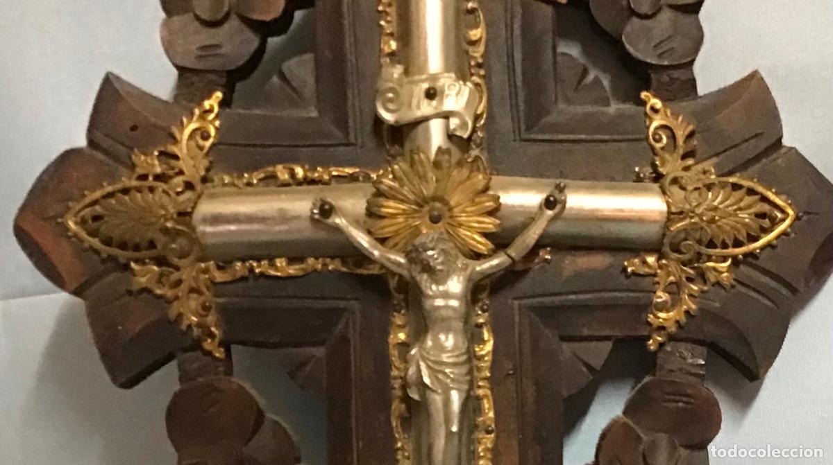 Antig&uuml;edades: CRUZ CON CRUCIFICADO Y BENDITERA - Foto 2