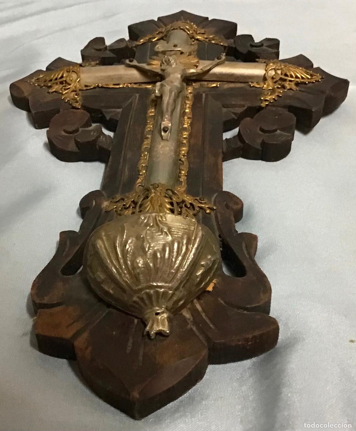 Antig&uuml;edades: CRUZ CON CRUCIFICADO Y BENDITERA - Foto 3