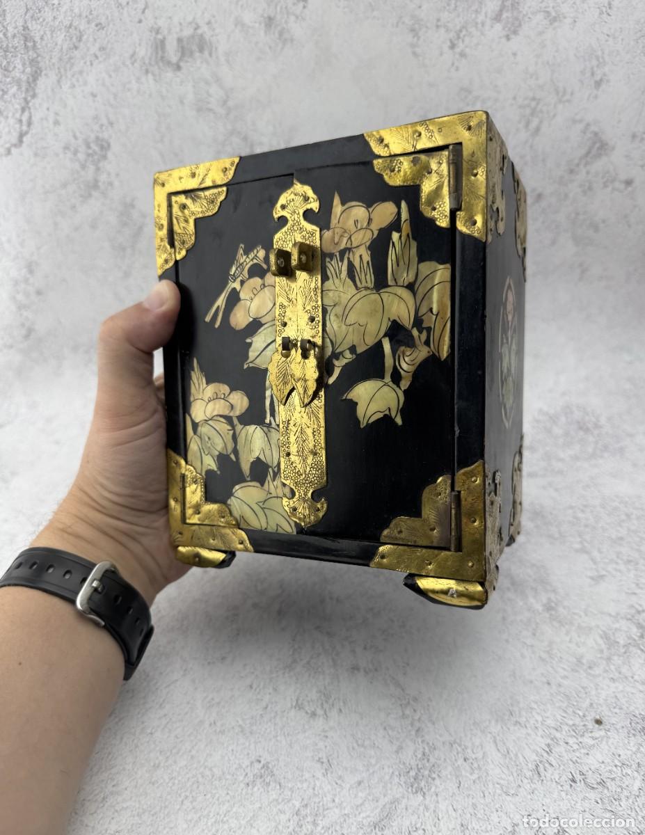 Antig&uuml;edades: Caja de joyas asi&aacute;tica vintage lacada &ndash; Mueble negro y dorado con herrajes de lat&oacute;n &ndash; Pintada a mano