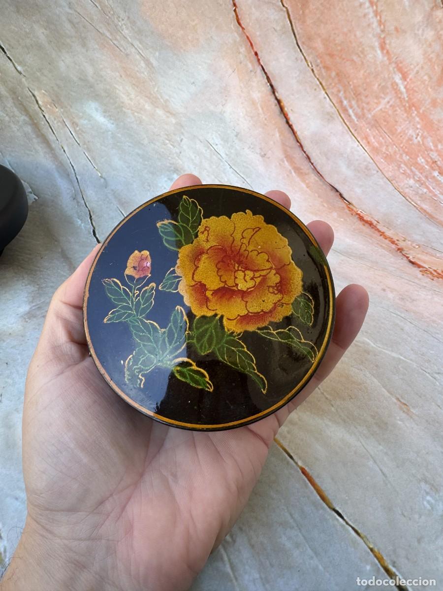Antig&uuml;edades: Cajita redonda decorativa para joyas con motivos florales vintage lacados