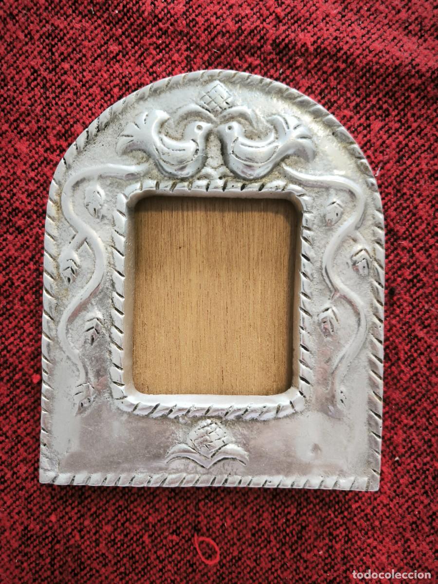 Antig&uuml;edades: Marco De Fotos Antiguo Metal Repujado Palomas Enamoradas Forma Capilla Trasera Madera 15 Cm