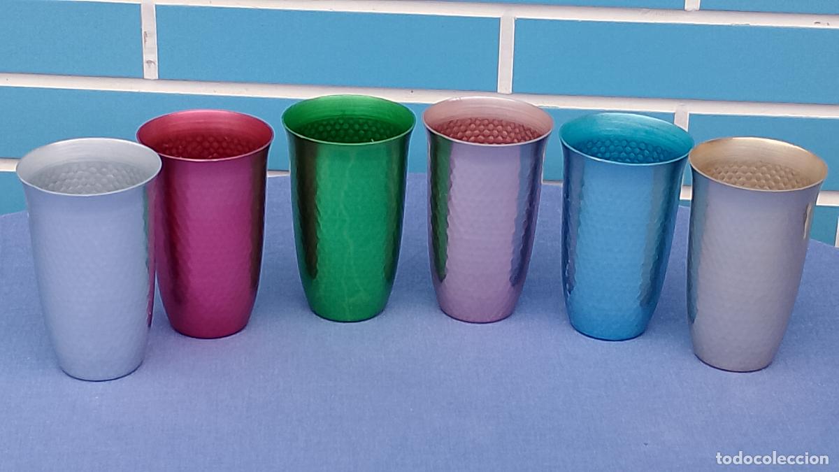 Antig&uuml;edades: Antiguo juego de vasos decorativos de aluminio de colores, de los a&ntilde;os 60