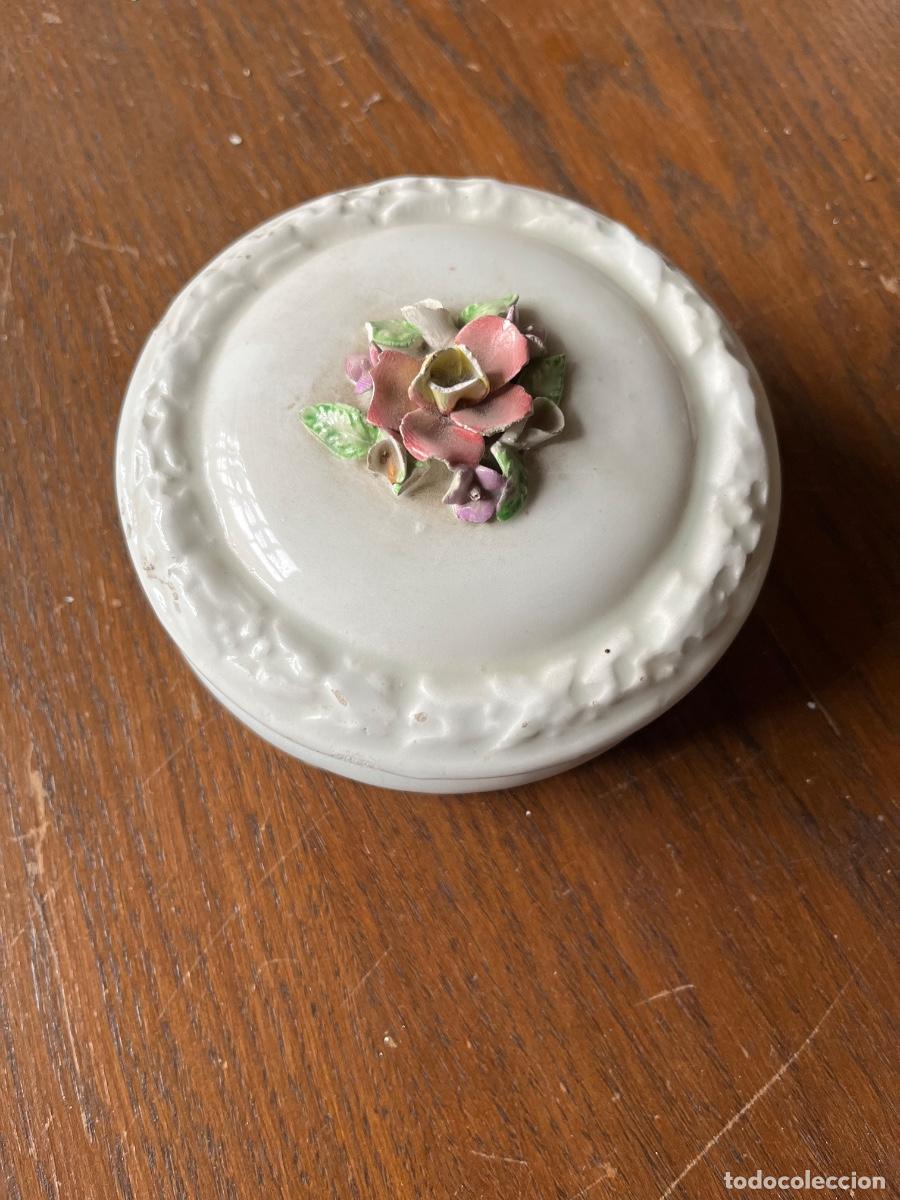 Antiguidades: CAJA DE PORCELANA CON FLORES EN SU TAPA - ANTIGUA