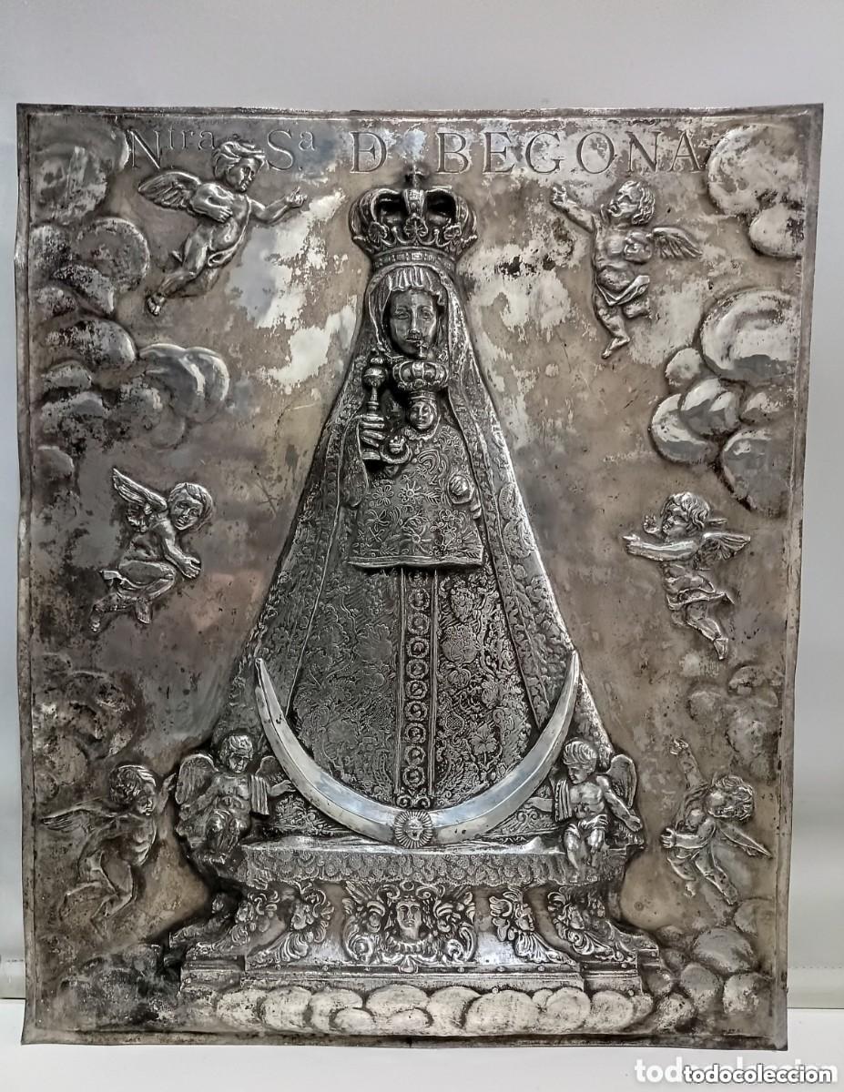 Antiguidades: Antigua Imagen de Nuestra Se&ntilde;ora de Bego&ntilde;a - Placa de cobre en relieve con ba&ntilde;o de plata. 53 X 44 CM