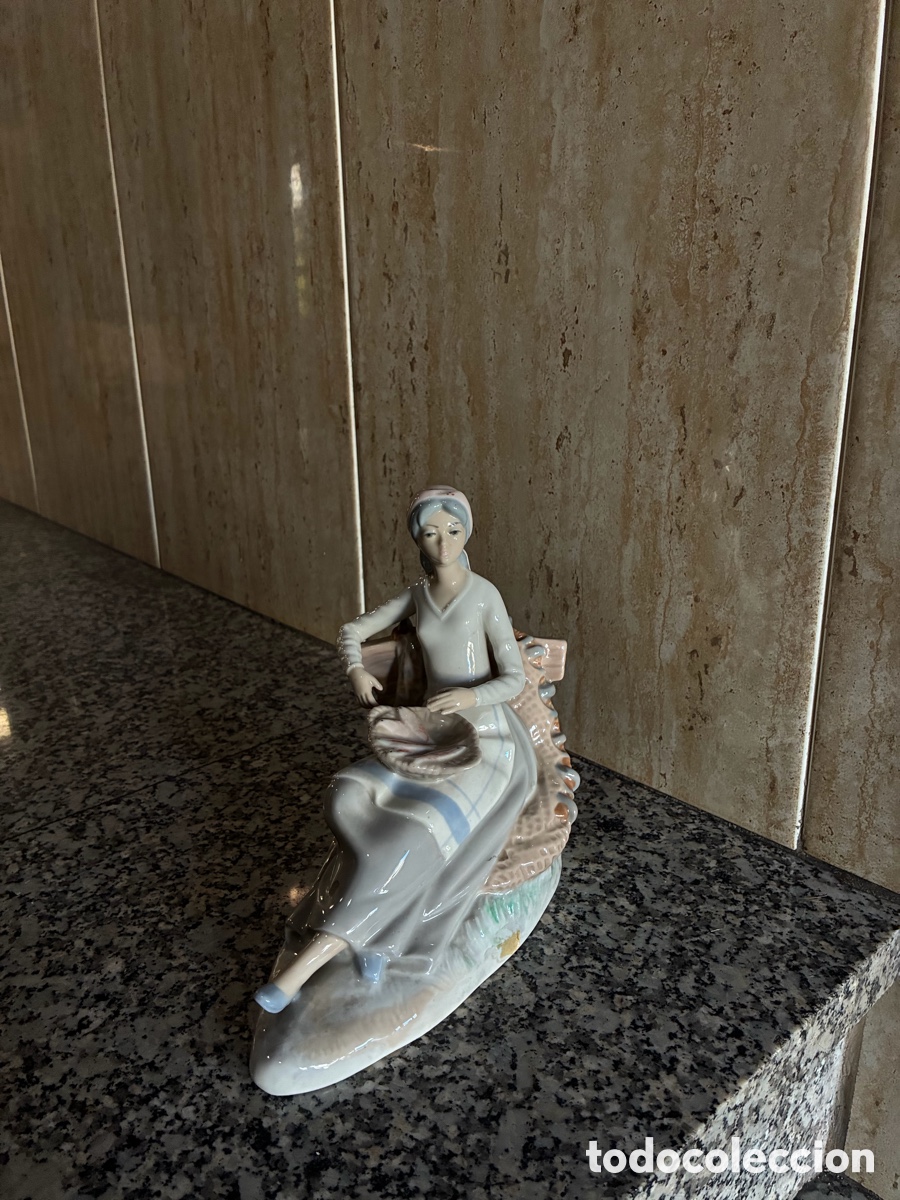 Antig&uuml;edades: figura de porcelana CASADES - Pescadora / Mariscadora sentada con cesta - Hecha en Espa&ntilde;a