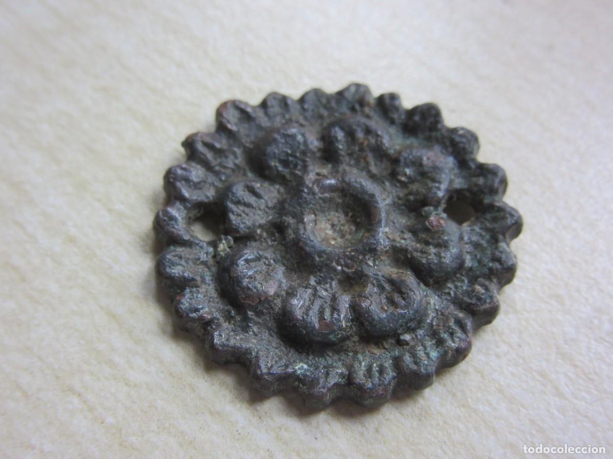 Antig&uuml;edades: Placa ornamental de bronce en forma de flor Probable medieval Di&aacute;metro 2,5 cm