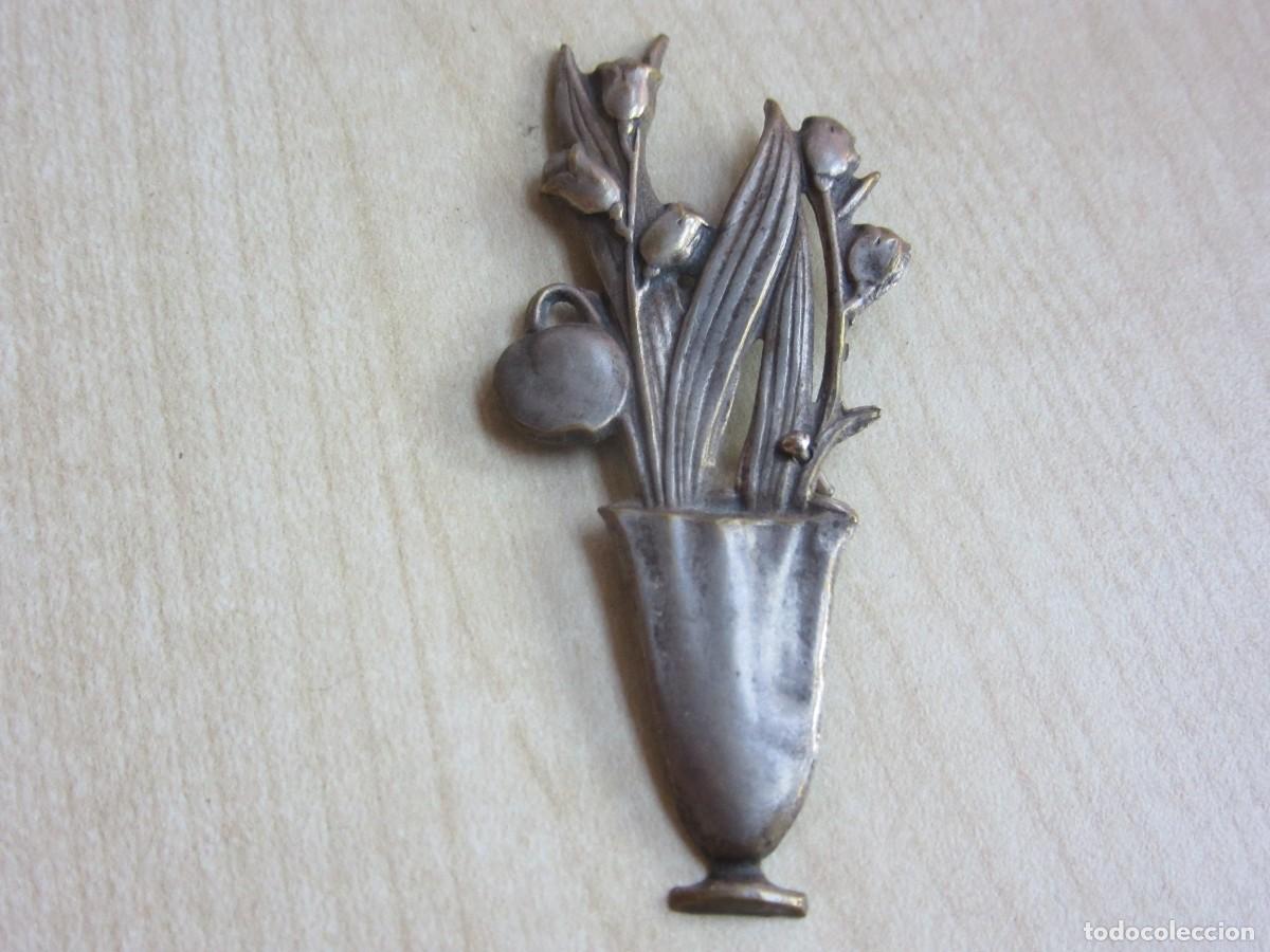 Antig&uuml;edades: Adorno modernista en forma de Jarr&oacute;n con flores Medidas5x2,8 cm Fin S XIX-prin.XX