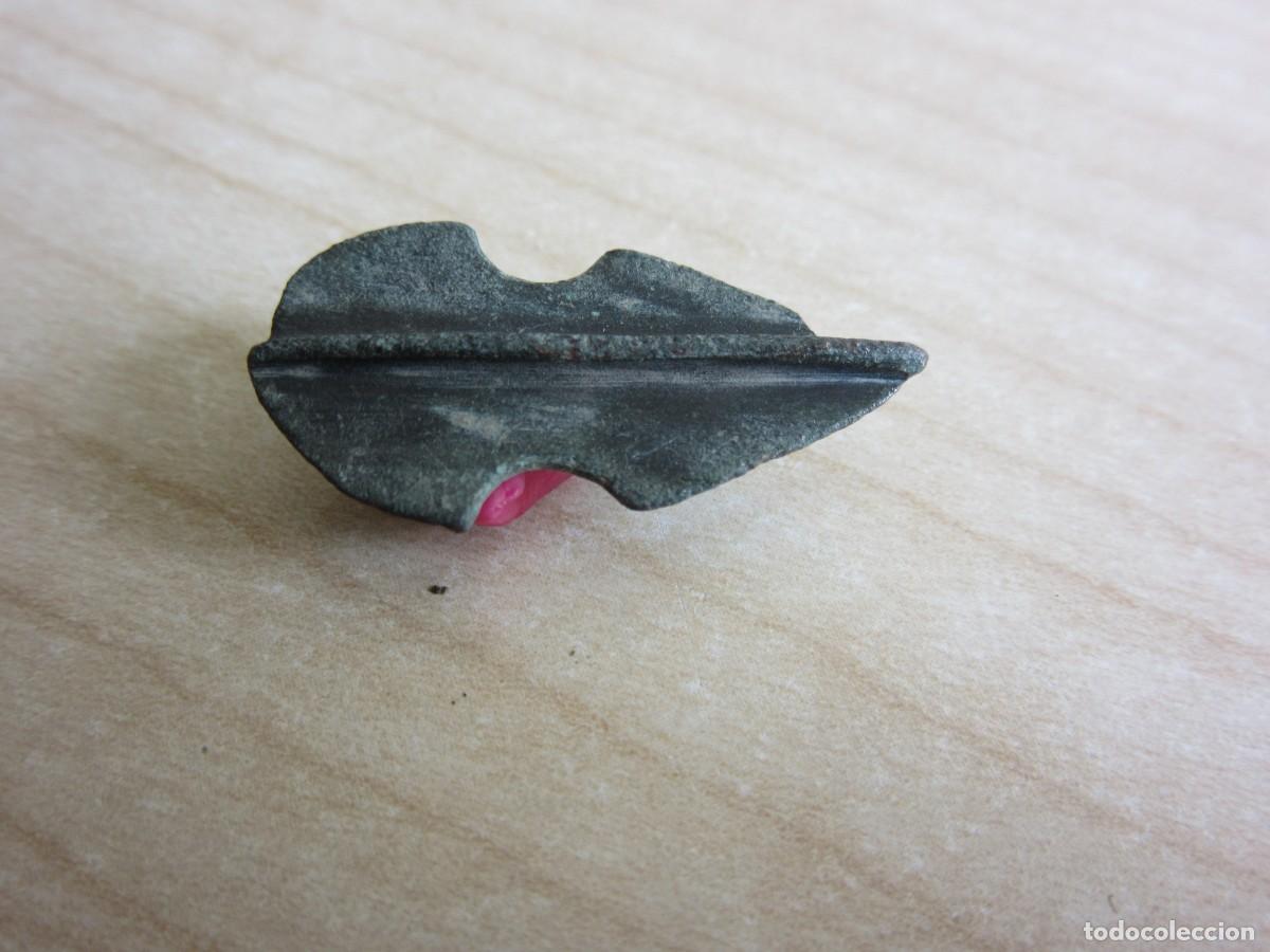 Antiquit&auml;ten: Bot&oacute;n ornamental de bronce &eacute;poca romana o visigoda Medidas 2,6 cm