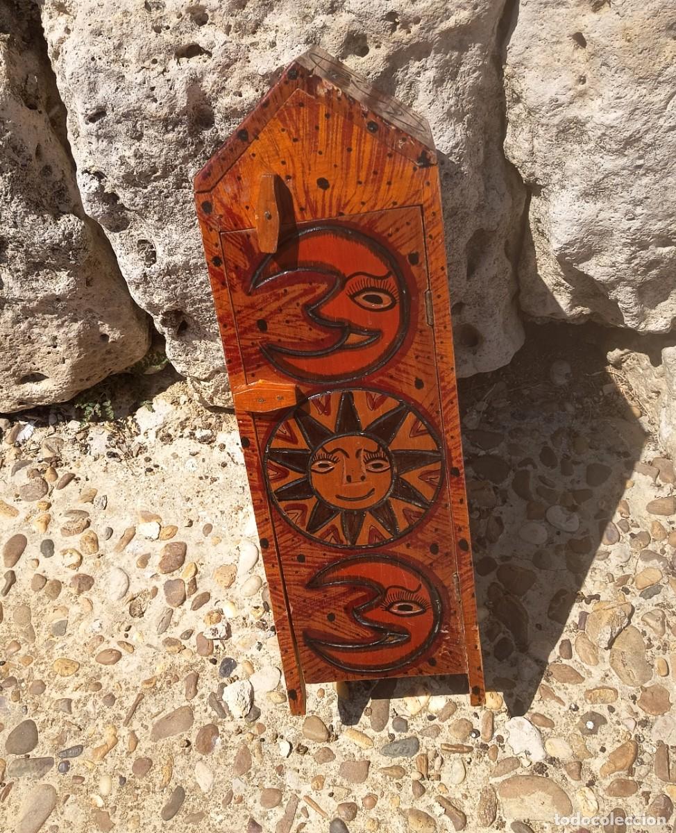 Antig&uuml;edades: ARMARIO DE MADERA BARNIZADO DECORADO CON IM&Aacute;GENES DEL SOL Y LA LUNA, ALTURA 56 cm.