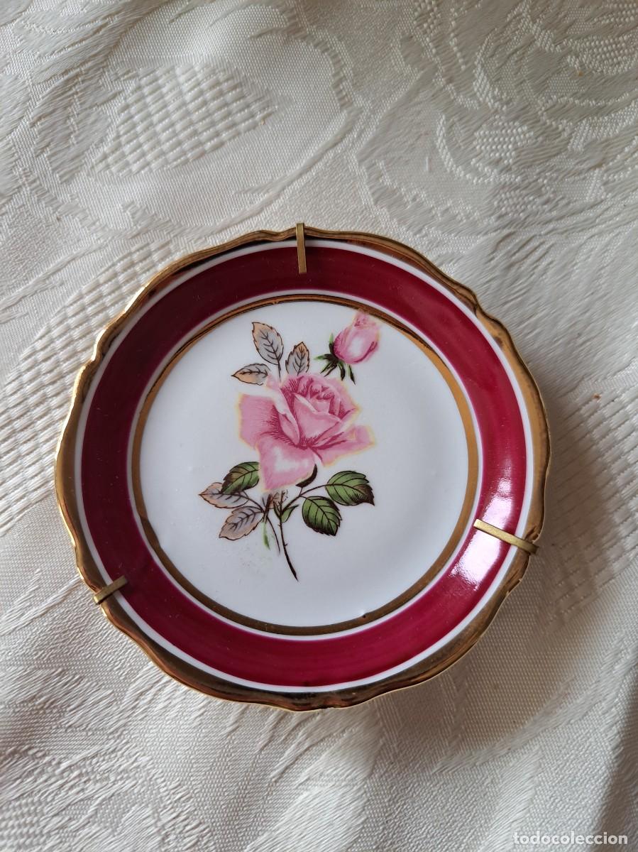 Antig&uuml;edades: Peque&ntilde;o platillo de porcelana, rosas y filo granate, porcelaine de luxe France.